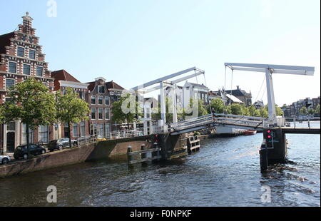 Gravestenenbrug du 17ème siècle, un vieux pont de bois sur Spaane River dans le centre de Haarlem, aux Pays-Bas. Sur le côté gauche de l'entrepôt du 17ème siècle De Olyphant Banque D'Images