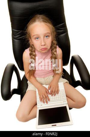 Triste d'une jeune fille assise sur une chaise d'ordinateur portable Banque D'Images