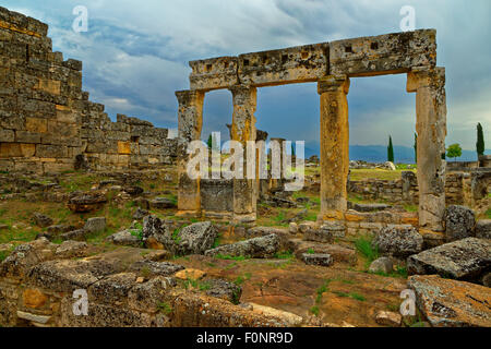 Reste à l'ancienne colonie romaine de Hiérapolis Pamukkale ci-dessus près de Denizli, Turquie. Banque D'Images