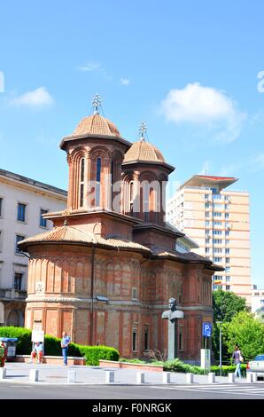 Bucarest, Roumanie - 24 juin 2015 : Vieille église orthodoxe parmi les bâtiments communistes dans le centre-ville de Bucarest. Banque D'Images