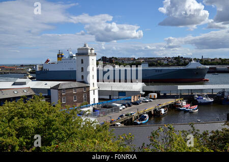 Un cargo sur la Tyne passe le quai de poisson à North Shields, Tyne et Wear. Banque D'Images