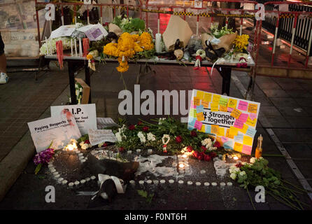 Bangkok, Thaïlande, le 18 août, 2015. Un monuments sont à l'extérieur du sanctuaire d'Erawan un jour après l'explosion d'une bombe à proximité du lieu de culte au centre de la capitale de la Thaïlande, Bangkok, tuant au moins 22 personnes et blessant plus de 125. Une deuxième bombe d'après les rapports a été trouvé dans la région et d''un coffre-fort. Personne n'a encore dit qu'ils effectué l'attaque, qui a eu lieu près de l'Erawan Shrine à Bangkok's Central Chidlom district. Le sanctuaire est une attraction touristique majeure. Le gouvernement thaïlandais a déclaré que l'attaque était destinée à des étrangers. Les médias locaux rapportent que les touristes, y compris le chinois, sont parmi les c Banque D'Images