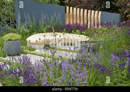 Le Living Landscapes : Guérison Jardin urbain conçu par Rae Wilkinson au RHS Hampton Court Palace Flower Show 2015 Banque D'Images