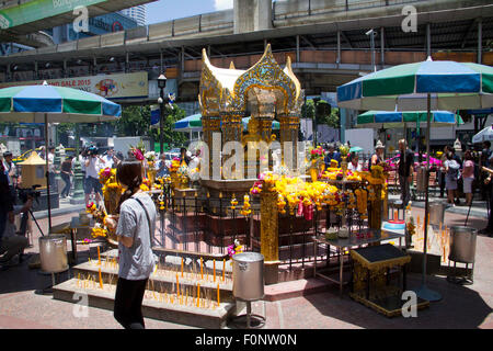 Personnes visitent Erawan Shrine après qu'il a rouvert ses portes deux jours après l'explosion d'une bombe près de l'autel au centre de la capitale de la Thaïlande, Bangkok, tuant au moins 22 personnes et blessant plus de 125. CCTV montre un homme laissant un sac à dos sur un banc au culte quelques minutes avant que la bombe a explosé. Personne n'a encore dit qu'ils effectué l'attaque, qui a eu lieu près de l'Erawan Shrine à Bangkok's Central Chidlom district. Le sanctuaire est une attraction touristique majeure. Le gouvernement thaïlandais a déclaré que l'attaque était destinée à des étrangers. Banque D'Images