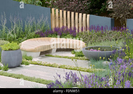 Living Landscapes : Guérison Jardin urbain conçu par Rae Wilkinson au RHS Hampton Court Palace Flower Show 2015 Banque D'Images