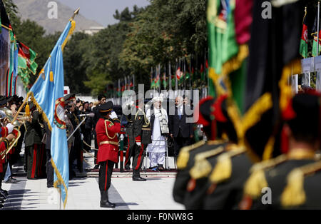 Kaboul, Afghanistan. Août 19, 2015. Le Président Afghan Ashraf Ghani (C) assiste à une cérémonie de pose de couronne de fleurs pour rendre hommage à l'ancien roi Amanullah Khan afghane Ghazi lors d'un événement pour marquer la date de l'indépendance à Kaboul, Afghanistan, le 19 août 2015. L'Afghanistan ravagé par la guerre a marqué le 96e anniversaire de son indépendance de l'empire britannique de l'occupation le mercredi. Credit : Rahmin/Xinhua/Alamy Live News Banque D'Images