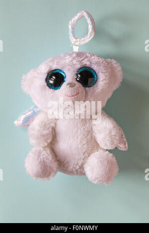 Ty beanie boos Halo angel isolé sur fond bleu pâle Banque D'Images