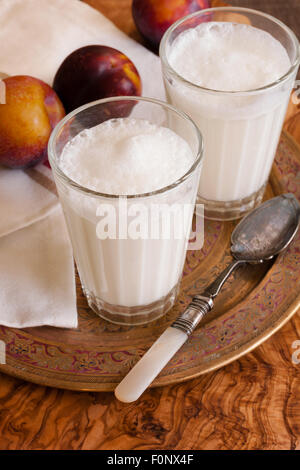 Ayran Doogh ou une boisson au yogourt dilué populaires du Moyen-Orient Banque D'Images