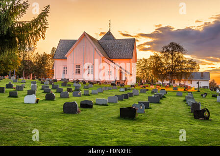 Dans l'église en bois blanc Ottestad, la Norvège au coucher du soleil. Image HDR. Banque D'Images