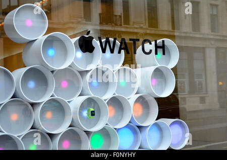 Apple Apple store regent street watch display Banque D'Images