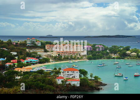 Vue de Cruz Bay coloré sur l'île de St John, US Virgin Islands, USA. Banque D'Images