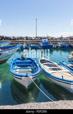 Plusieurs petits bateaux colorés sont ancrés dans le port de Catane, SIcily-Italy sur la côte de la mer Méditerranée. Banque D'Images