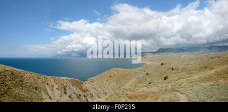 Vue panoramique de la baie de Soudak côte à partir de la colline de Meganom Cap vers Alchak Cape, Sudak et Novyi Svet (Nouveau Monde), Crimée Banque D'Images