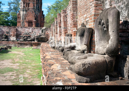 Statues de Bouddha sans tête à Wat Mahathat, Ayutthaya, Thaïlande Banque D'Images