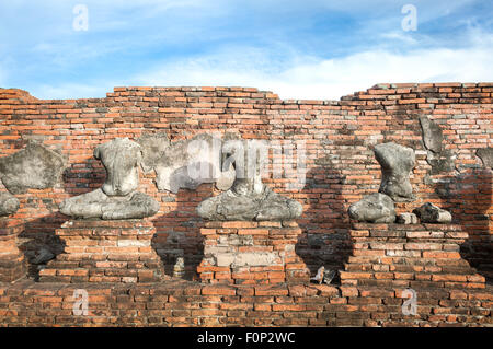 Statues de Bouddha sans tête à Wat Chaiwatthanaram, Ayutthaya, Thaïlande Banque D'Images