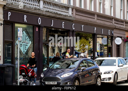 Tayside, Dundee, Écosse, Royaume-Uni, 19 août, 2015. La réussite économique en Dundee après une longue récession : Mais les boutiques ont fermé, descendre rapidement cette année à Dundee il y a également été un succès. De nouveaux magasins de détail, les banques et les restaurants ont récemment ouvert ce qui porte dans le monde des affaires par exemple Projet Pie restaurant le long de la rue Réforme Dundee. Officiellement un Building Society. Credit : Dundee Photographics / Alamy Live News Banque D'Images