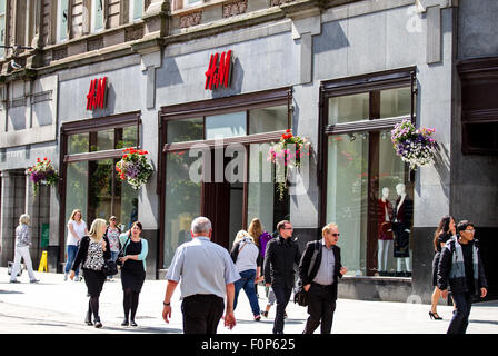 Tayside, Dundee, Écosse, Royaume-Uni, 19 août, 2015. La réussite économique en Dundee après une longue récession : Mais les boutiques ont fermé, descendre rapidement cette année à Dundee il y a également été un succès. De nouveaux magasins de détail, les banques et les restaurants ont récemment ouvert ce qui porte dans les affaires par exemple, le H&M fashion store le long de la rue principale à Dundee. Officiellement, le House of Fraser. Credit : Dundee Photographics / Alamy Live News Banque D'Images