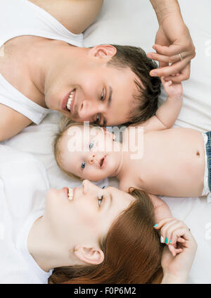 Famille heureuse avec un bébé à la maison Banque D'Images