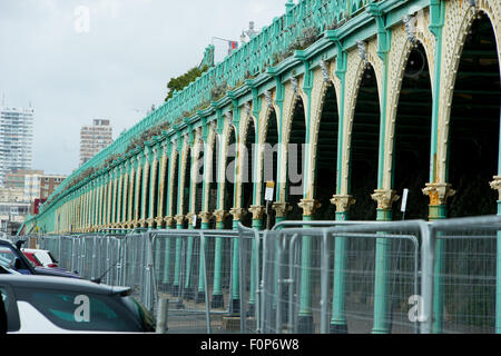 Coulisses de l'historique route de Madère à Brighton. Les célèbres arcades bas sur le front de route ont commencé à s'effondrer. Banque D'Images