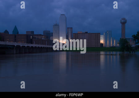 Le Dallas skyline at Dusk, reflétée dans la rivière Trinity inondées à la Rue du Commerce Pont. Banque D'Images