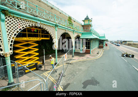 Coulisses de l'historique route de Madère à Brighton. Les célèbres arcades bas sur le front de route ont commencé à s'effondrer. Banque D'Images