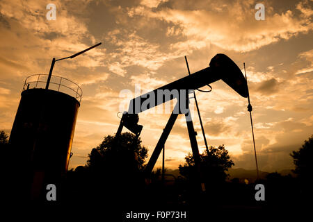 Vieux pumpjack pomper du pétrole brut à partir de puits de pétrole Banque D'Images