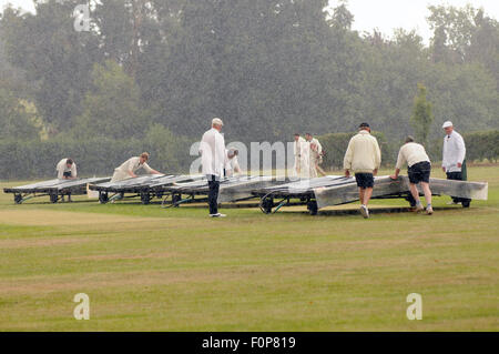 La pluie cesse de jouer au match de cricket amateur, Warwickshire, Angleterre Banque D'Images