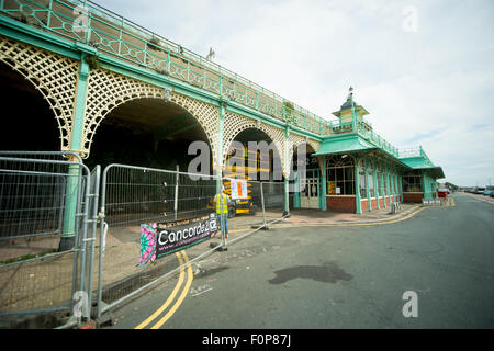 Coulisses de l'historique route de Madère à Brighton. Les célèbres arcades bas sur le front de route ont commencé à s'effondrer. Banque D'Images