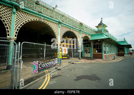 Coulisses de l'historique route de Madère à Brighton. Les célèbres arcades bas sur le front de route ont commencé à s'effondrer. Banque D'Images