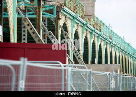 Coulisses de l'historique route de Madère à Brighton. Les célèbres arcades bas sur le front de route ont commencé à s'effondrer. Banque D'Images