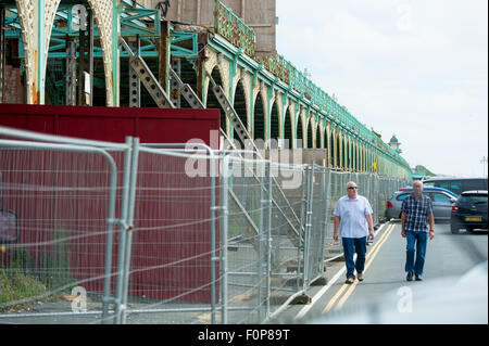 Coulisses de l'historique route de Madère à Brighton. Les célèbres arcades bas sur le front de route ont commencé à s'effondrer. Banque D'Images