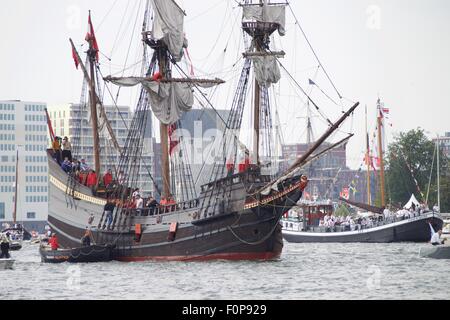 Amsterdam, Pays-Bas. Août 19, 2015. Sail Amsterdam 2015 festival nautique, l'un des plus grand événement nautique dans le monde, débute à Amsterdam, Pays-Bas, le 19 août 2015. L'événement a eu lieu tous les cinq ans depuis 1975. Credit : Sylvia Lederer/Xinhua/Alamy Live News Banque D'Images