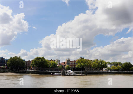 Fulham London - Vue sur la Tamise à Putney sur la rive sud avec la célèbre Star et porte-jarretelles pub UK Banque D'Images