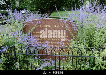 Mémorial de la Brigade internationale à Fulham Palace Gardens, SW6, aux bénévoles de Hammersmith et Fulham érigée en août 1997 Banque D'Images