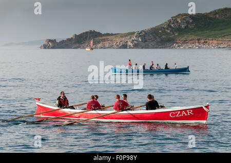 Le début d'un programme pilote de course concert Hugh Town, St Mary's à Tresco dans la belle lumière du soir. Banque D'Images