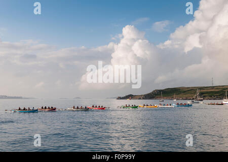 Le début d'un programme pilote de course concert Hugh Town, St Mary's à Tresco dans la belle lumière du soir. Banque D'Images