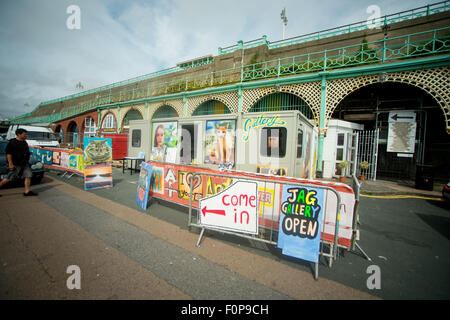 Coulisses de l'historique route de Madère à Brighton. Les célèbres arcades bas sur le front de route ont commencé à s'effondrer. Banque D'Images