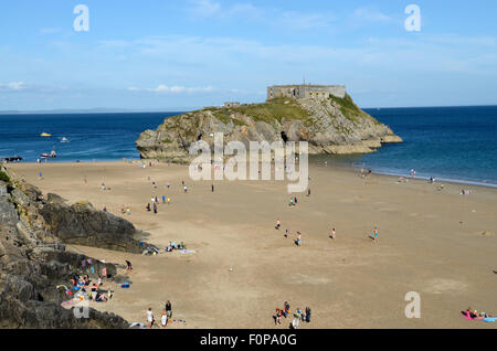 Tenby South Beach et St Catherines Island un jour d'été, Pembrokeshire Wales Cymru UK GO Banque D'Images