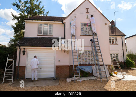 Peintres professionnels de la peinture de l'extérieur d'un logement, Suffolk, East Anglia, Angleterre, Royaume-Uni Banque D'Images