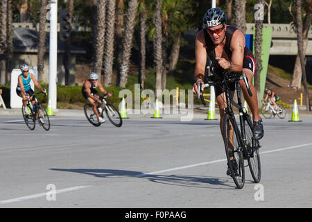 Homme engagé dans la compétition cycliste Triathlon Long Beach. 16 août 2015. Banque D'Images