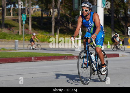 Homme engagé dans la compétition cycliste Triathlon Long Beach. 16 août 2015. Banque D'Images