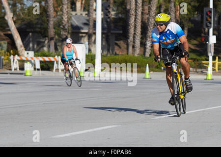 Les cyclistes participant à la longue plage de triathlon. 16 août 2015. Banque D'Images