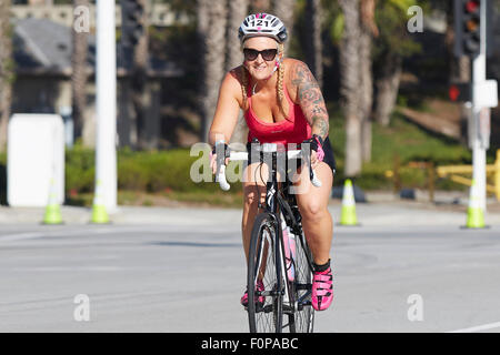 Cycliste femme tatouée sur le triathlon de Long Beach. 16 août 2015. Banque D'Images