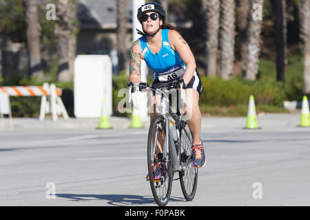 Cycliste féminine déterminée dans la compétition de Triathlon de Long Beach. 16 août 2015. Banque D'Images