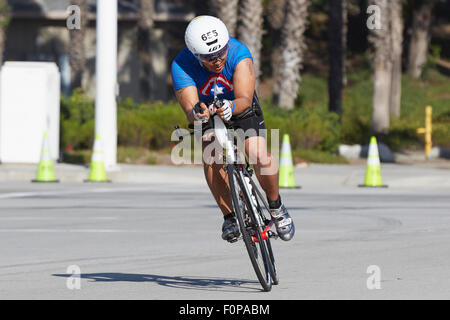 Homme déterminé dans la compétition cycliste Triathlon Long Beach. 16 août 2015. Banque D'Images