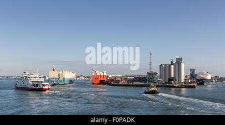 Vue de l'octroi de tête dans l'Est de Southampton Docks avec trois navires transportant des voitures dans view plus le ferry Red Funnel et jusqu'à l'île o Banque D'Images