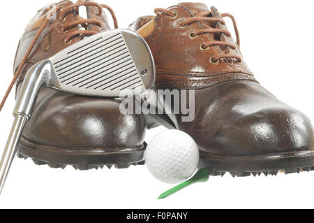 Chaussures de golf avec le fer et la bille on white Banque D'Images