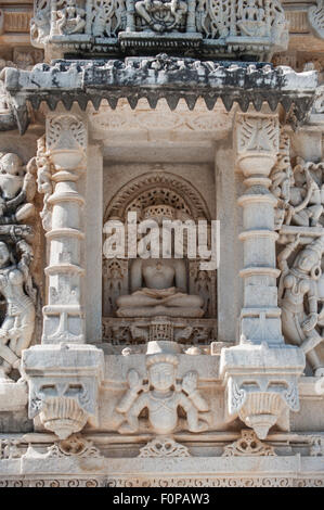 L'Inde ; route d'Udaipur à Jodhpur. Ranakpur Jain temple. Détail la sculpture. Banque D'Images