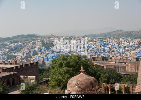 Jodhpur, Inde. La Ville Bleue. Remparts du grès le fort Mehrangarh et le bleu-maisons peintes de la ville ci-dessous. Banque D'Images