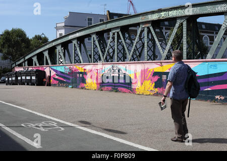 Traversée de la randonnée à vélo et les piétons seule pont sur le pont de fer, Approche, Chalk Farm à Primrose Hill, quartier de Camden Banque D'Images